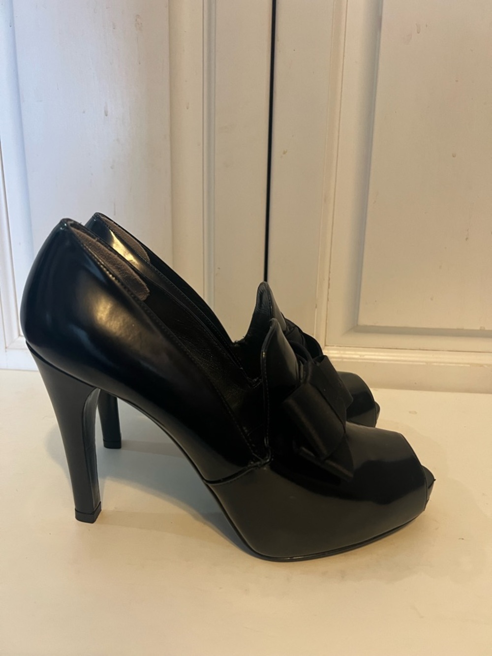 Stuart Weitzman "Bowtie" Black Patent Peep Toe Pumps. Size 8.5. EUC - Picture 4 of 13